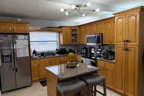 Adosado en alquiler en Hialeah, Florida, 2 dormitorios, 135.82 m2 № 2071242 - foto 6