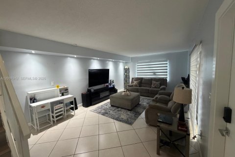 Adosado en alquiler en Hialeah, Florida, 2 dormitorios, 135.82 m2 № 2071242 - foto 4
