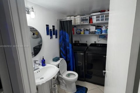 Adosado en alquiler en Hialeah, Florida, 2 dormitorios, 135.82 m2 № 2071242 - foto 8