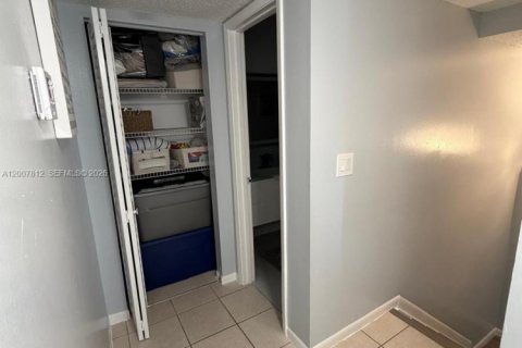 Adosado en alquiler en Hialeah, Florida, 2 dormitorios, 135.82 m2 № 2071242 - foto 13