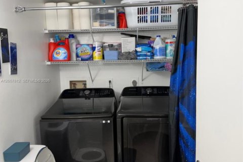 Adosado en alquiler en Hialeah, Florida, 2 dormitorios, 135.82 m2 № 2071242 - foto 9