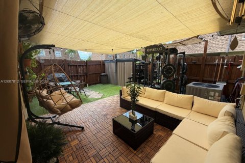 Adosado en alquiler en Hialeah, Florida, 2 dormitorios, 135.82 m2 № 2071242 - foto 3