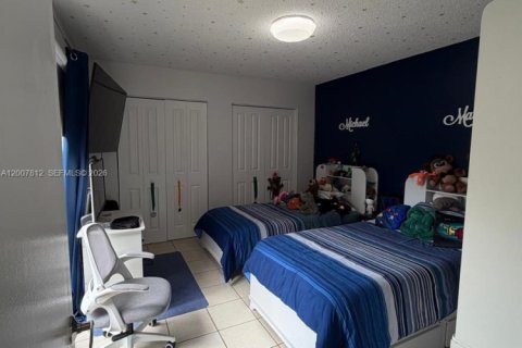 Adosado en alquiler en Hialeah, Florida, 2 dormitorios, 135.82 m2 № 2071242 - foto 16