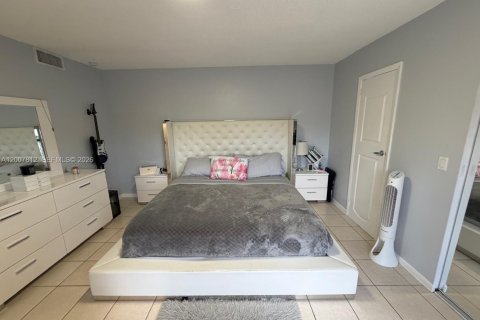 Adosado en alquiler en Hialeah, Florida, 2 dormitorios, 135.82 m2 № 2071242 - foto 19
