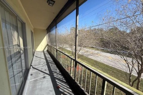 Condo in Coral Springs, Florida, 2 bedrooms  № 2006058 - photo 18