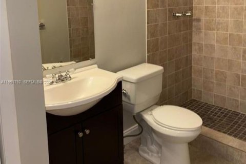 Снять в аренду кондоминиум в Корал-Спрингс, Флорида 2 спальни, 100.8м2, № 2006058 - фото 3