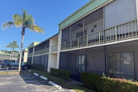 Condo in Coral Springs, Florida, 2 bedrooms  № 2006058 - photo 16