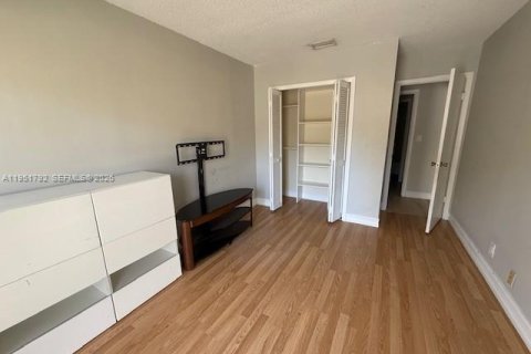 Condo in Coral Springs, Florida, 2 bedrooms  № 2006058 - photo 19