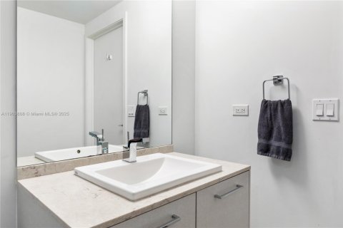 Condo in Miami, Florida, 2 bedrooms № 1954540 - photo 15