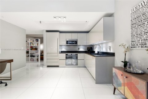 Condo in Miami, Florida, 2 bedrooms № 1954540 - photo 5