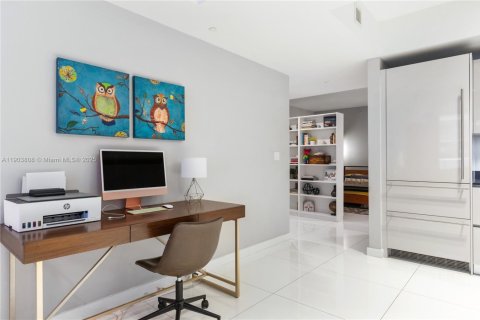 Condo in Miami, Florida, 2 bedrooms № 1954540 - photo 9