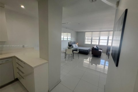 Copropriété à louer à Miami Beach, Floride: 51.1 m2 № 1962368 - photo 18