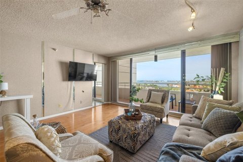 Condo in Gulfport, Florida, 2 bedrooms  № 1820796 - photo 10