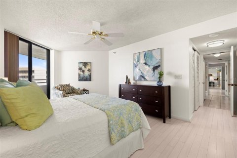 Condo in Gulfport, Florida, 2 bedrooms  № 1820796 - photo 22