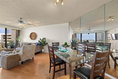Condo in Gulfport, Florida, 2 bedrooms  № 1820796 - photo 11