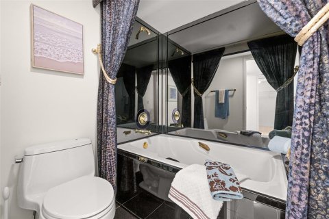 Condo in Gulfport, Florida, 2 bedrooms  № 1820796 - photo 27