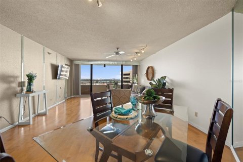 Condo in Gulfport, Florida, 2 bedrooms  № 1820796 - photo 12