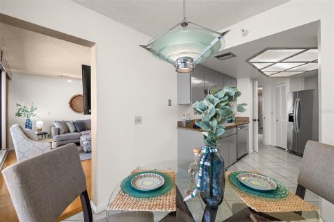 Condo in Gulfport, Florida, 2 bedrooms  № 1820796 - photo 21
