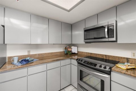 Condo in Gulfport, Florida, 2 bedrooms  № 1820796 - photo 15