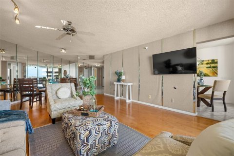 Condo in Gulfport, Florida, 2 bedrooms  № 1820796 - photo 8