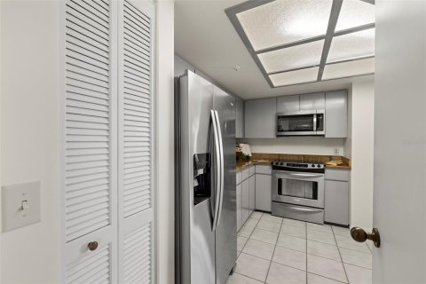 Condo in Gulfport, Florida, 2 bedrooms  № 1820796 - photo 17
