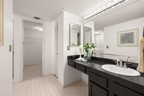 Condo in Gulfport, Florida, 2 bedrooms  № 1820796 - photo 25