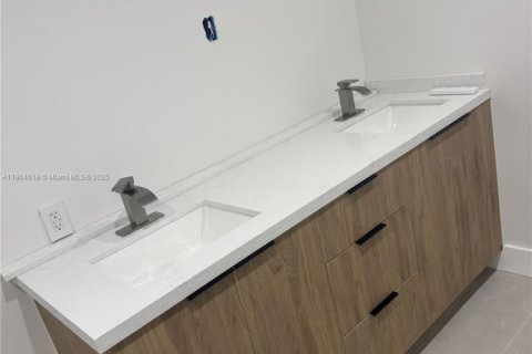 Снять в аренду виллу или дом в Майами, Флорида 6 спален, 222.97м2, № 1955123 - фото 25