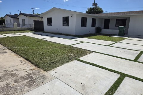 Снять в аренду виллу или дом в Майами, Флорида 6 спален, 222.97м2, № 1955123 - фото 1