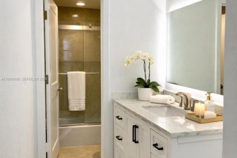 Condo in Sunny Isles Beach, Florida, 2 bedrooms  № 2047832 - photo 8