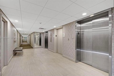 Condo in Sunny Isles Beach, Florida, 2 bedrooms  № 2047832 - photo 16