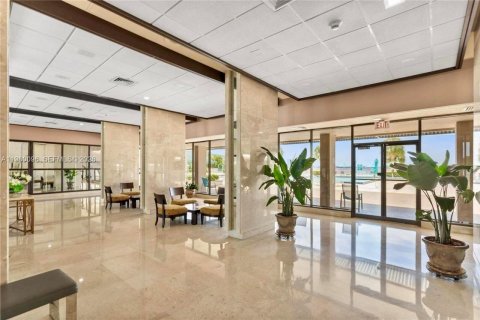 Condo in Sunny Isles Beach, Florida, 2 bedrooms  № 2047832 - photo 17