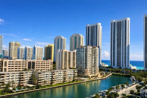 Condo in Sunny Isles Beach, Florida, 2 bedrooms  № 2047832 - photo 5