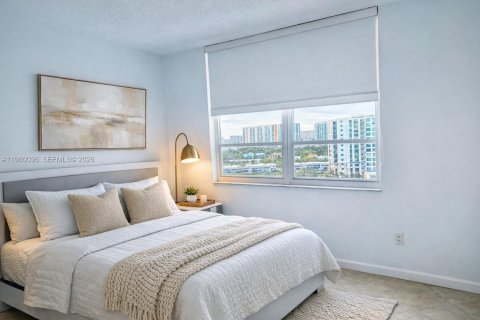 Condo in Sunny Isles Beach, Florida, 2 bedrooms  № 2047832 - photo 10