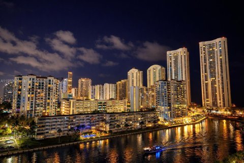 Condo in Sunny Isles Beach, Florida, 2 bedrooms  № 2047832 - photo 25