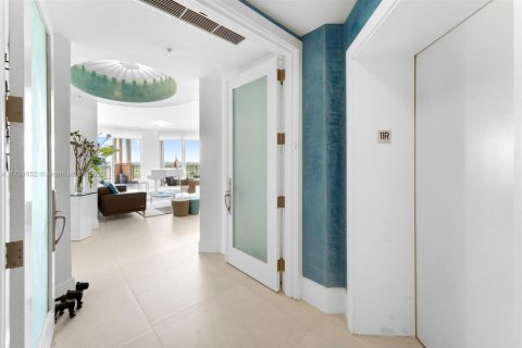 Condo in Coral Gables, Florida, 3 bedrooms  № 1691641 - photo 1