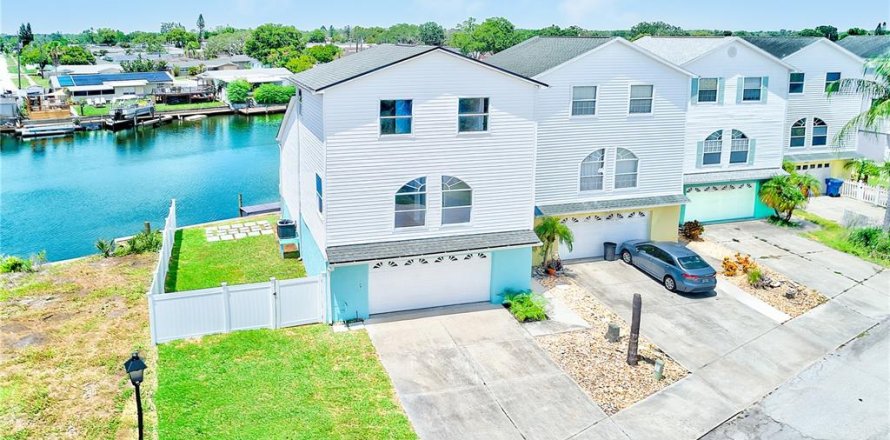 House in Holiday, Florida 3 bedrooms, 171.68 sq.m. № 1802006