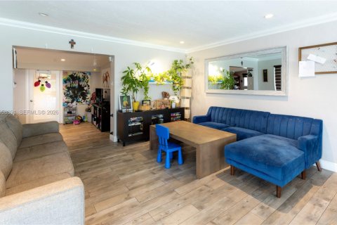 Villa ou maison à vendre à Miami, Floride: 3 chambres, 163.23 m2 № 2023568 - photo 3