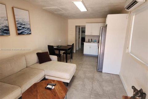 Casa en alquiler en Dania Beach, Florida, 1 dormitorio, 244.98 m2 № 1935052 - foto 1