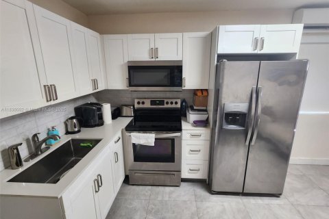 Casa en alquiler en Dania Beach, Florida, 1 dormitorio, 244.98 m2 № 1935052 - foto 3