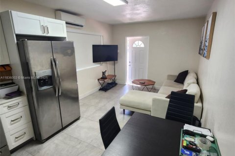 Casa en alquiler en Dania Beach, Florida, 1 dormitorio, 244.98 m2 № 1935052 - foto 2