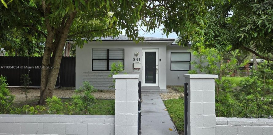 Villa ou maison à Hollywood, Floride 2 chambres, 102.19 m2 № 1689230