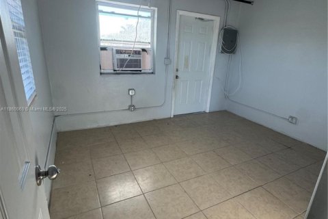 Villa ou maison à louer à Pahokee, Floride: 1 chambre, 40.6 m2 № 2037971 - photo 4