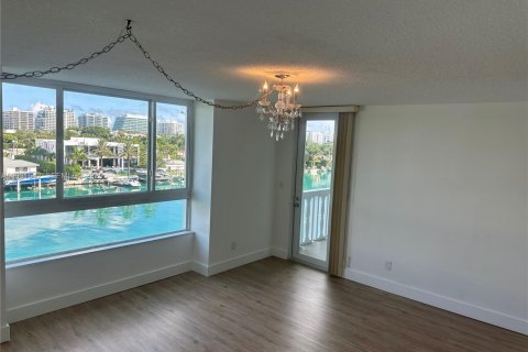 Condo in Bay Harbor Islands, Florida, 2 bedrooms № 1990217 - photo 15