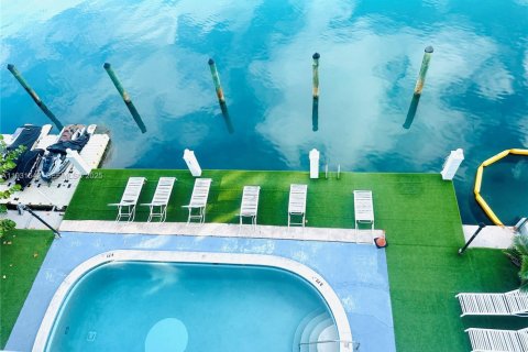 Condo in Bay Harbor Islands, Florida, 2 bedrooms № 1990217 - photo 8