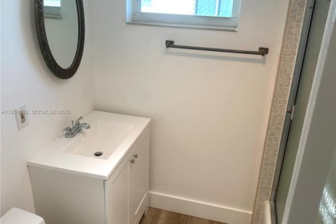 Condo in Bay Harbor Islands, Florida, 2 bedrooms № 1990217 - photo 13