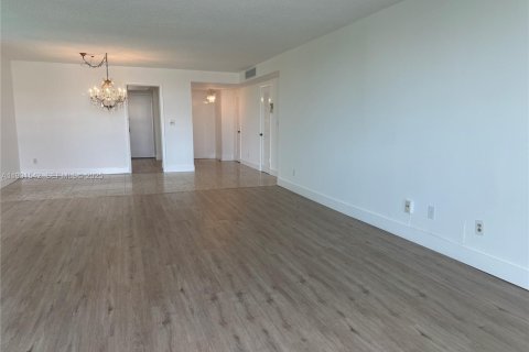 Condo in Bay Harbor Islands, Florida, 2 bedrooms № 1990217 - photo 18