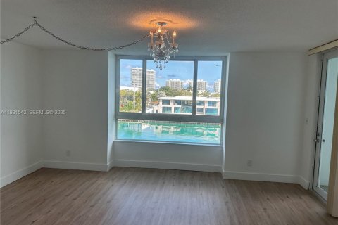 Condo in Bay Harbor Islands, Florida, 2 bedrooms № 1990217 - photo 16