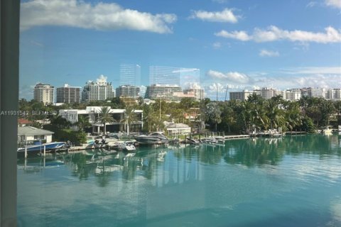 Condo in Bay Harbor Islands, Florida, 2 bedrooms № 1990217 - photo 7