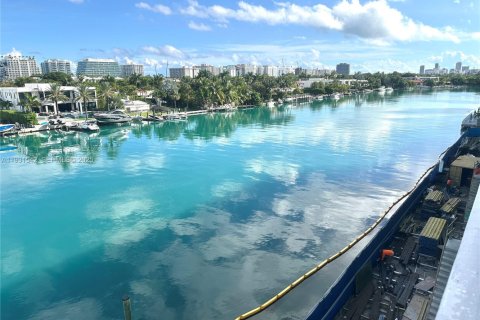 Condo in Bay Harbor Islands, Florida, 2 bedrooms № 1990217 - photo 3