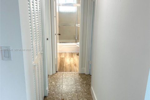 Condo in Bay Harbor Islands, Florida, 2 bedrooms № 1990217 - photo 12